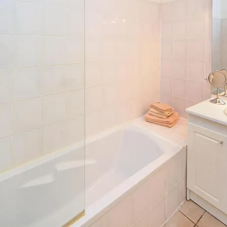 2 Bedroom Cozy In Aigues-Mortes