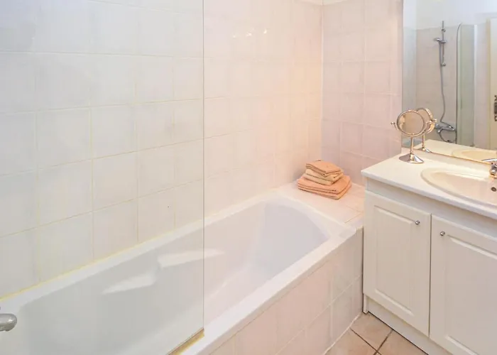 2 Bedroom Cozy In Aigues-Mortes